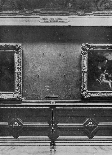 While it was missing, people lined up to view the empty spot where the Mona Lisa once hung. 
