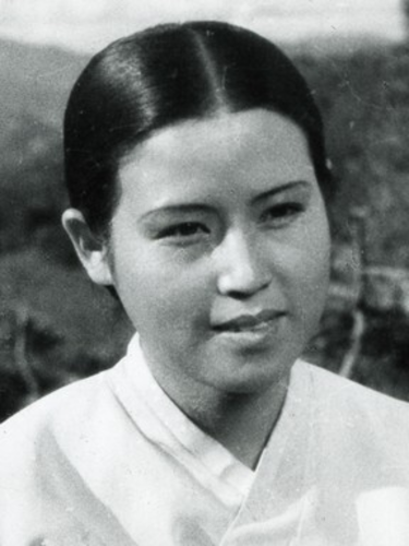  Choi Eun-hee in "A Hometown in Heart" (1949).
